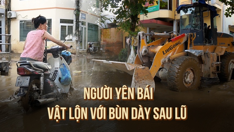 Người dân Yên Bái vật lộn với bùn dày sau lũ lịch sử: 'Mong mọi người lạc quan'