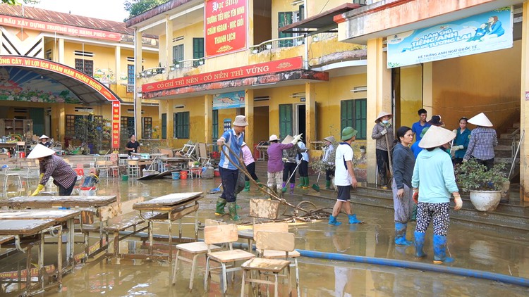 Yên Bái: Thầy cô mua nợ máy phát điện để dọn dẹp trường sau lũ lụt