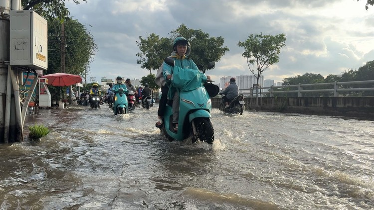 Triều cường gây ngập ở TP.HCM: Chủ quán ven đường thở dài vì ế ẩm