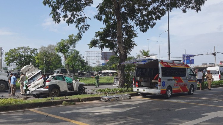 Tai nạn kinh hoàng trên đại lộ Nguyễn Văn Linh, 2 người tử vong