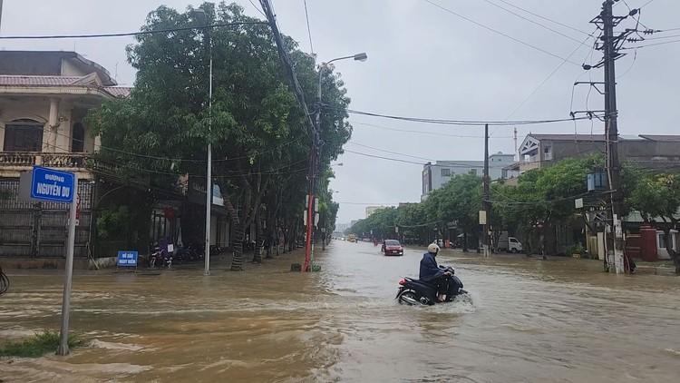 Đường phố ở Hà Tĩnh mênh mông nước sau mưa lớn