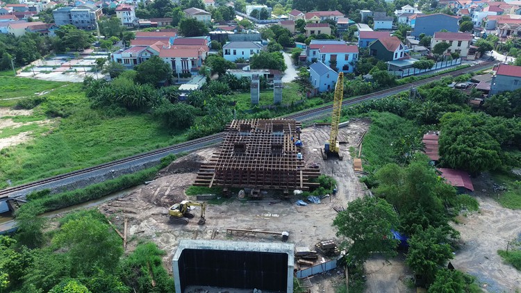 Dự án cầu vượt đường sắt TP.Đồng Hới ‘án binh bất động’ do vướng mặt bằng