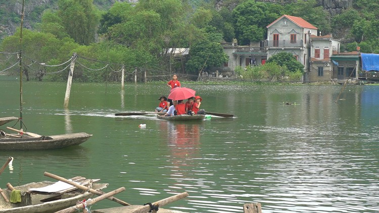 Tứ bề mênh mông nước lũ, cả thôn xóm chèo thuyền đưa trẻ đến trường