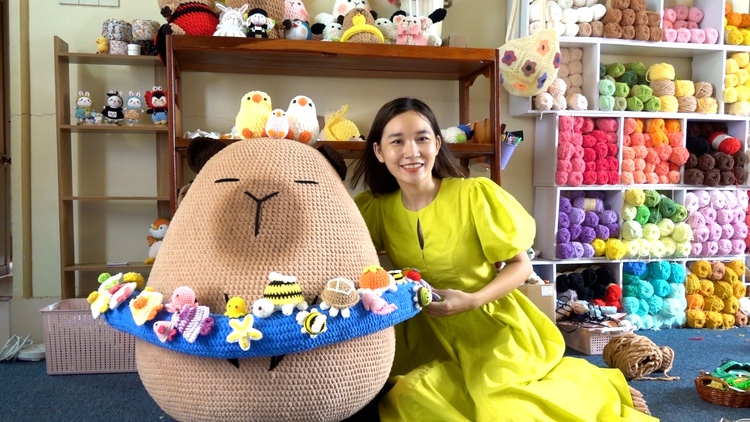 Ngắm chuột Capybara phiên bản đan len: Chủ nhân tiết lộ doanh thu mỗi tháng từ công việc này