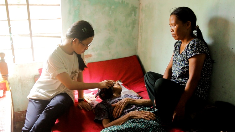 Cô học trò nghèo nhặt ve chai phụ mẹ nuôi bà và món quà ý nghĩa đầu năm học