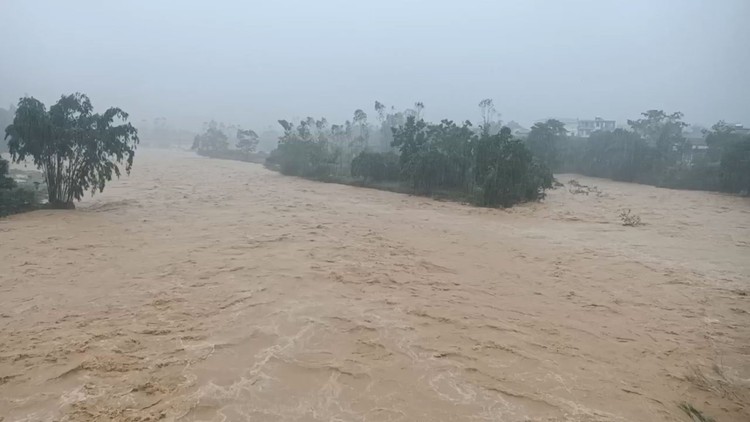 Lũ lớn tràn về các huyện vùng cao Quảng Ninh