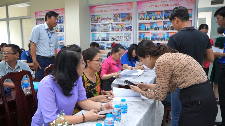 Người dân phấn khởi nhận tiền đền bù dự án Vành đai 2