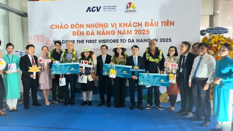 Đà Nẵng: Cảng Tiên Sa tấp nập đón du khách ngày đầu năm mới