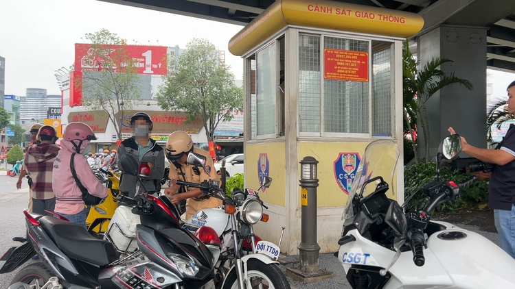 Ngày đầu áp dụng Nghị định 168: Nam sinh viên bị phạt 5 triệu vì vượt đèn đỏ