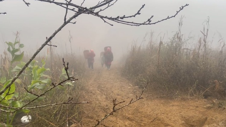 Đến nơi bộ đội cùng người dân cõng gạch xây nhà