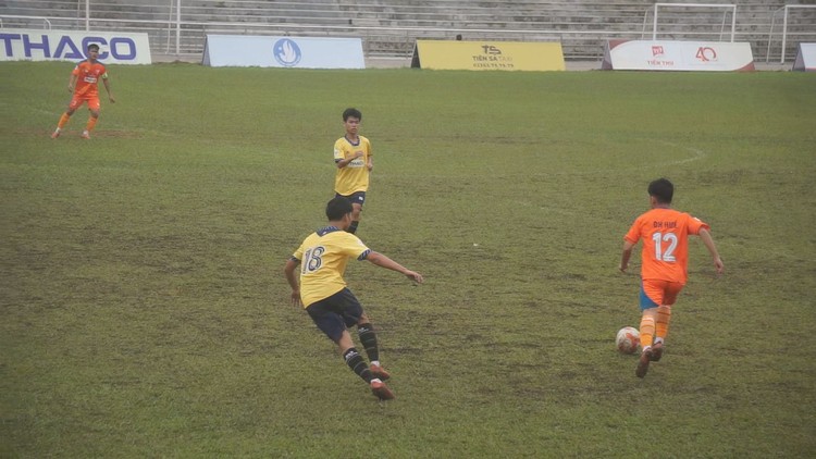 Tiền đạo ĐH Huế ghi 2 siêu phẩm: Khổ luyện sút xa đưa đội vào play-off