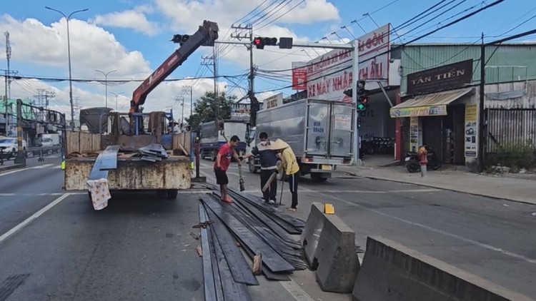 CSGT thông tin về tai nạn xe đầu kéo thắng gấp, tràn sắt ra đường