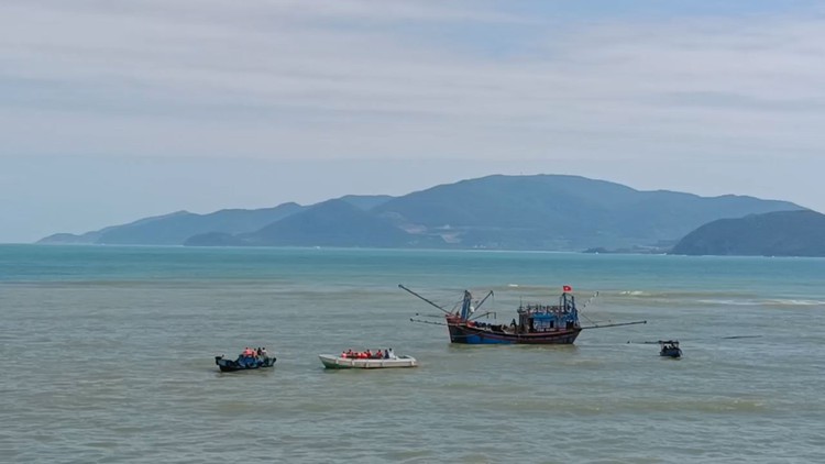 Chìm ghe ở cửa sông Cái Nha Trang, 1 người mất tích