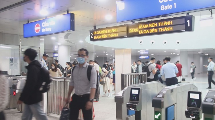 Metro số 1 ngày đầu thu phí: Ít đông hơn, mua vé dễ dàng