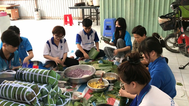 Nấu bánh tét tặng kỹ sư, công nhân đón tết trên công trình cao tốc