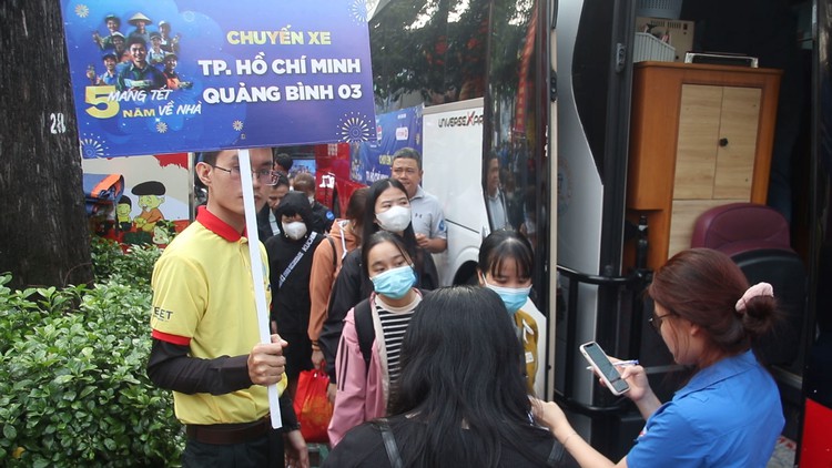 Dậy sớm vì nóng lòng lên chuyến xe miễn phí về quê đoàn viên