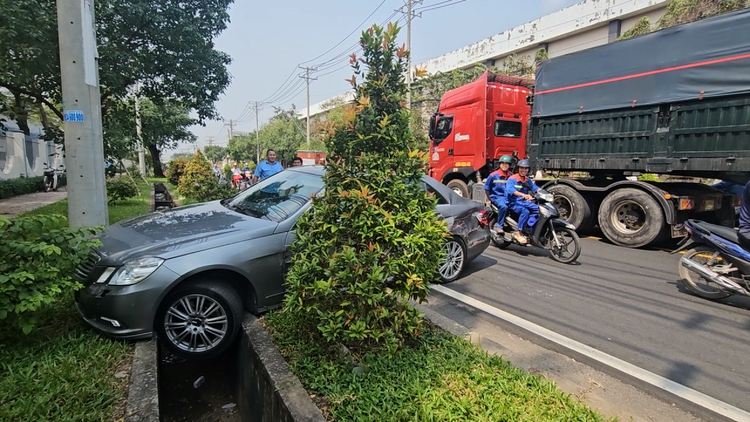 Ô tô sụp cống thoát nước trong khu công nghiệp sau tai nạn