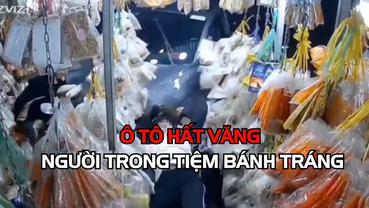 Khoảnh khắc ô tô lao vào tiệm bánh tráng ngày 28 tết