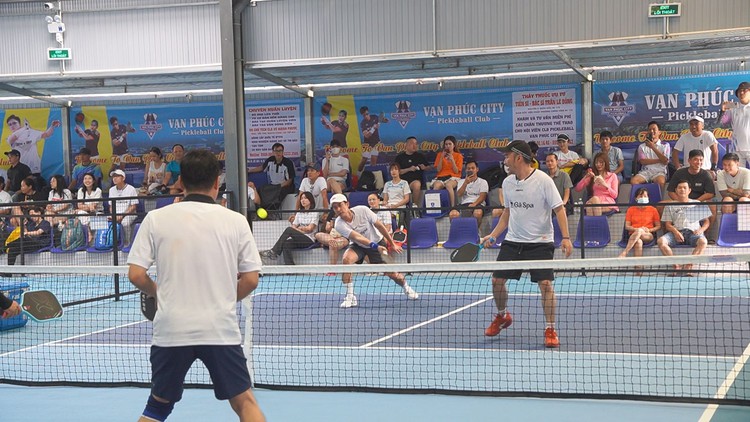 Nghệ sĩ, diễn viên, cựu danh thủ tranh tài trên sân pickleball