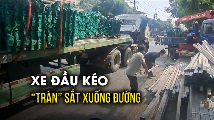 Xe đầu kéo đang chạy gặp sự cố, sắt thép tràn xuống đường