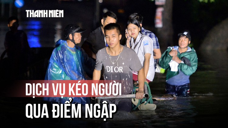 Hà Nội: Ngập sâu, mất điện, người dân bì bõm lội về nhà