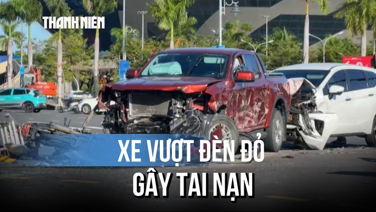 Đà Nẵng: Xe bán tải vượt đèn đỏ gây tai nạn nghiêm trọng