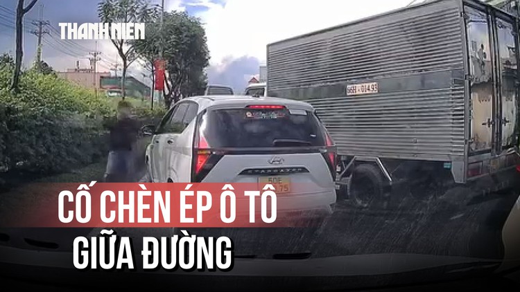 Tài xế xe tải quyết chèn ép ô tô, rút gậy gây náo loạn giữa đường