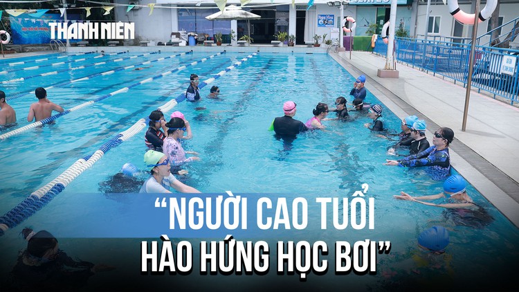 Bỏ qua ngại ngùng, người cao tuổi TP.HCM đi học bơi miễn phí