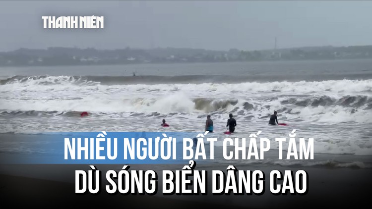 Nhiều người ở Quảng Ngãi liều mình tắm biển, sóng cao từ 1 - 2 m