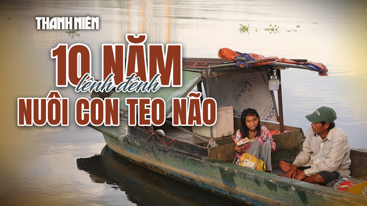 Vì con mà sống: 10 năm lấy xuồng làm nhà, từng ngày nuôi con teo não