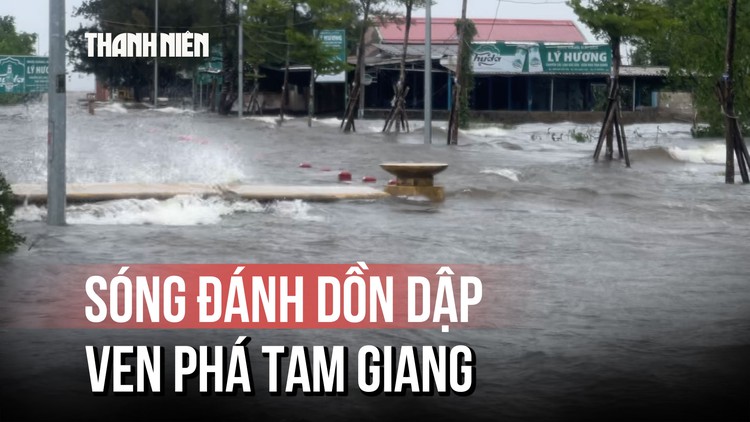 Triều cường tạo thành từng sóng lớn, đánh vào nhà hàng ven phá Tam Giang