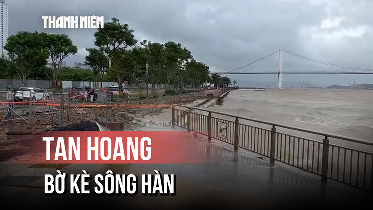 Tan hoang bờ kè sông Hàn do thủy triều kết hợp sóng lớn 