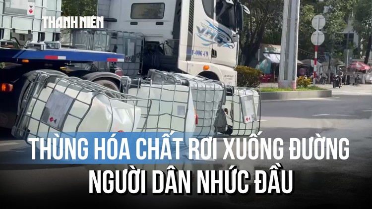 Quảng Ngãi: 4 thùng hóa chất rơi xuống đường, bốc mùi nồng nặc