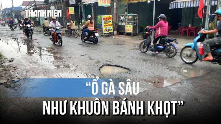 TP.HCM: Đường hư nặng, người dân tự vá đường để đi lại