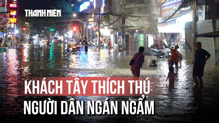 Cần Thơ: Khách Tây thích thú lội nước, người dân ngán ngẩm vì ế ẩm