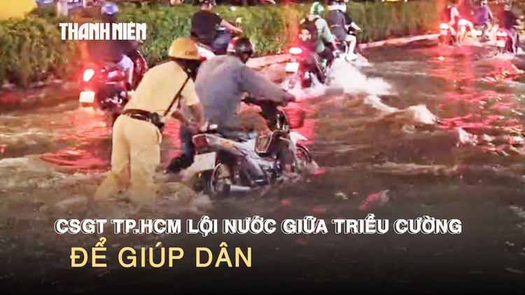 CSGT TP.HCM lội nước giữa triều cường, giúp người dân vượt qua đoạn ngập sâu