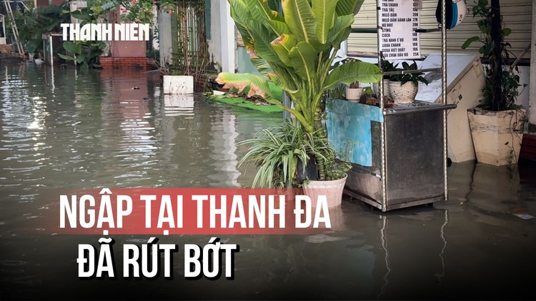 Triều cường ở Thanh Đa rút bớt, người dân vẫn bì bõm lội nước