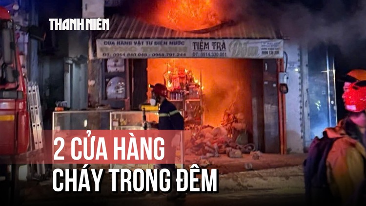 Căng mình chữa cháy 2 cửa hàng trong đêm ở TP.HCM