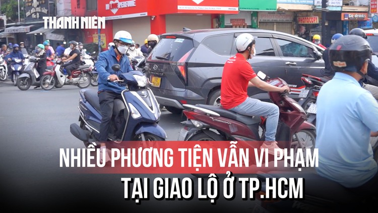 ‘Cấm đi thẳng, rẽ trái’ nhưng vẫn ào ạt đi sai tại giao lộ ở TP.HCM