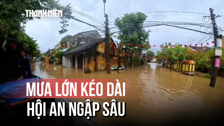 Mưa lớn kéo dài, phố cổ Hội An chìm trong biển nước
