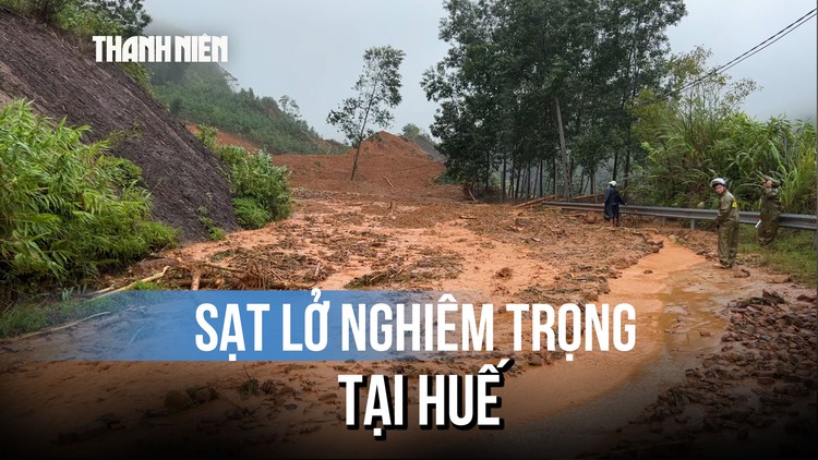 Hàng trăm tấn đất đá dồn xuống TL14B, miền núi Huế bị chia cắt