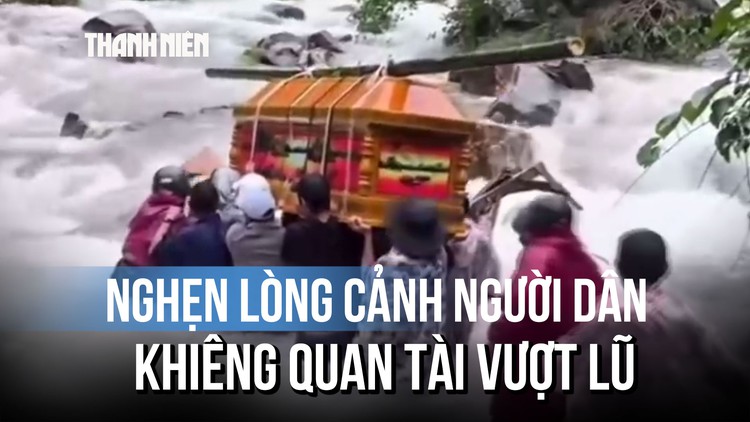 Người dân vùng cao Đà Nẵng gồng mình khiêng quan tài vượt suối lũ đi an táng