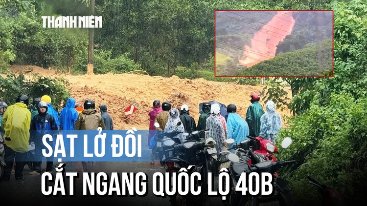 Cận cảnh một phần ngọn núi sạt lở, đất đá chảy như 'thác' qua quốc lộ 40B