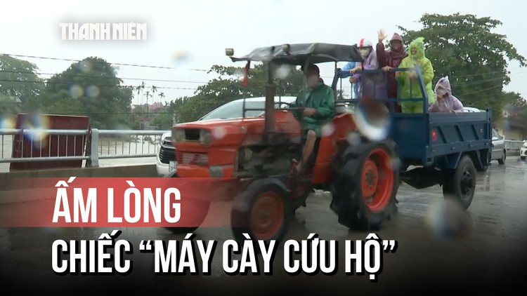 Chiếc máy cày thường ngày thành ‘xe cứu hộ’ giữa lũ Quảng Trị