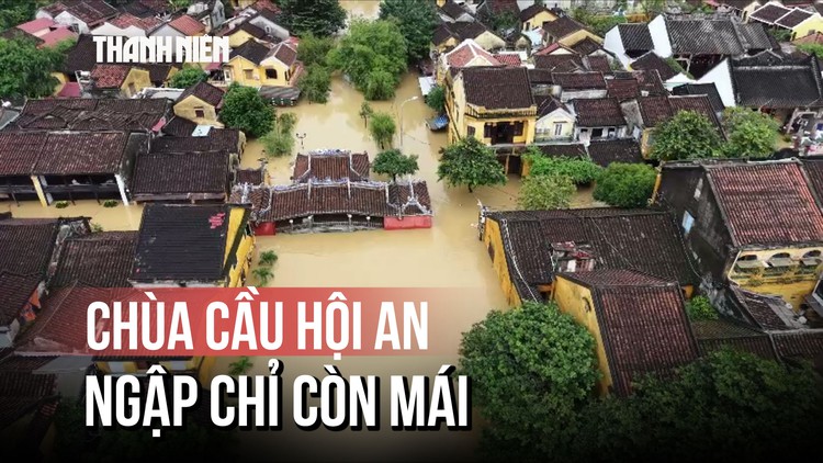 [FLYCAM] Chùa Cầu ngập chỉ còn mái, Hội An chìm trong nước lũ