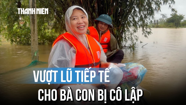 Vượt lũ tiếp tế thức ăn cho hàng trăm hộ dân bị cô lập