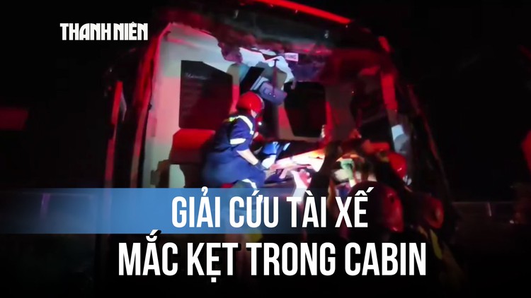 Giải cứu tài xế bị mắc kẹt trong cabin trên cao tốc Đà Nẵng - Quảng Ngãi
