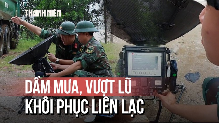 Dầm mưa khôi phục tín hiệu liên lạc giữa mưa lũ chia cắt Trà My, Trà Leng