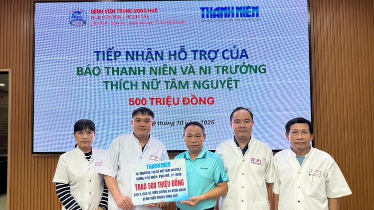Chùa Phổ Hiền nhờ Báo Thanh Niên chuyển 500 triệu giúp y, bác sĩ và bệnh nhân Bệnh viện T.Ư Huế