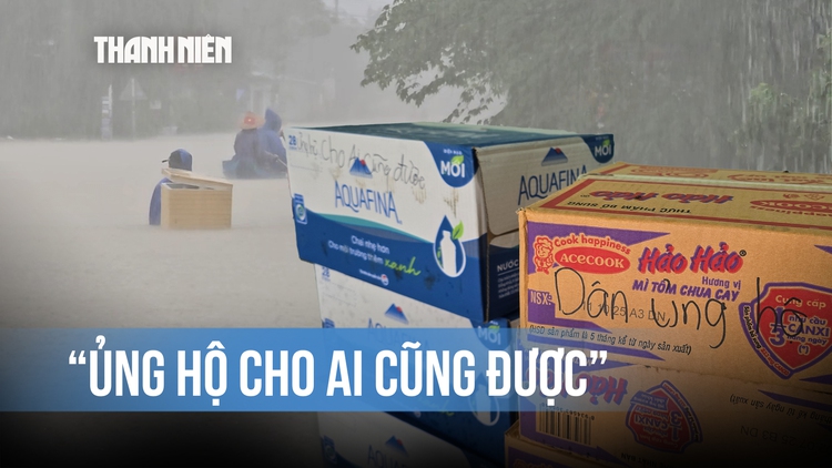 Xúc động: Dòng chữ ghi vội trên hàng cứu trợ người dân bị cô lập do mưa lũ